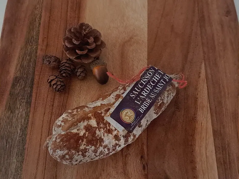 Saucisson sec bridé au Saint-Joseph de l’Ardèche IGP – Raffinement et caractère